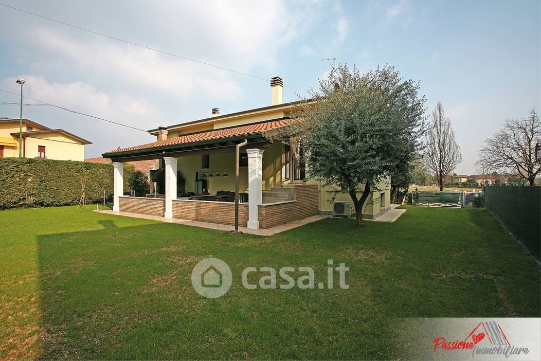 Villa in Vendita in Via Bussolengo 15 a Sommacampagna