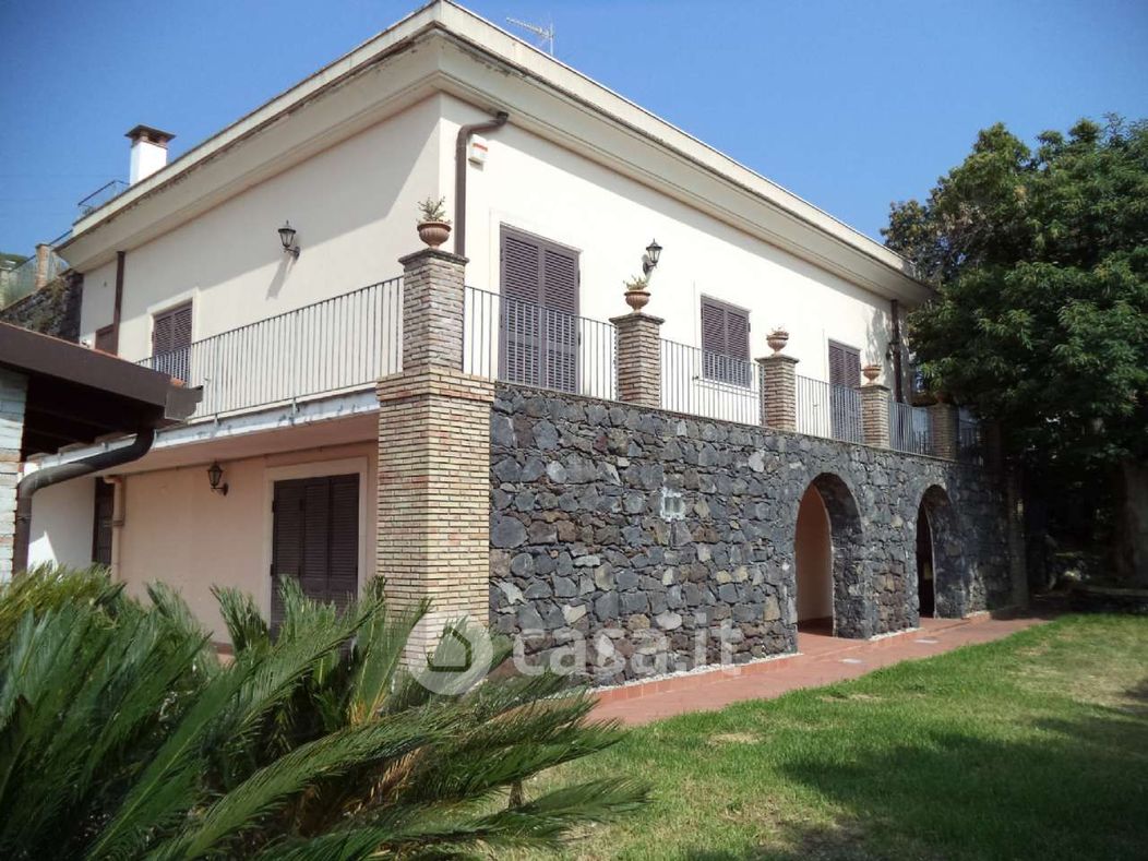 Villa in Vendita in Via Dietro Serra a Viagrande