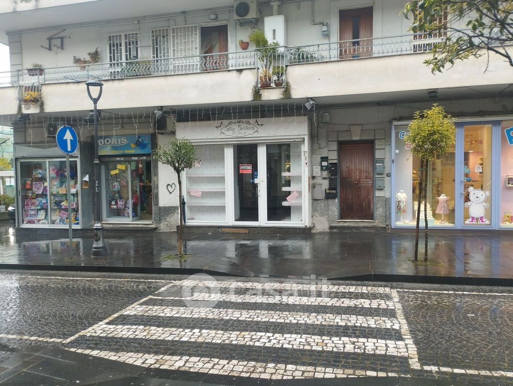 Negozio/Locale commerciale in Affitto in Via Santa Maria a Quarto