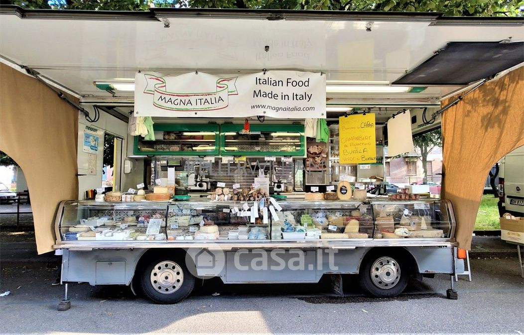 Negozio/Locale commerciale in Vendita in Via Carlo Valvassori Peroni a Milano