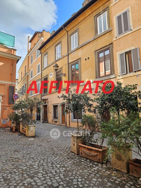 Appartamento in Affitto in Via Frangipane a Roma