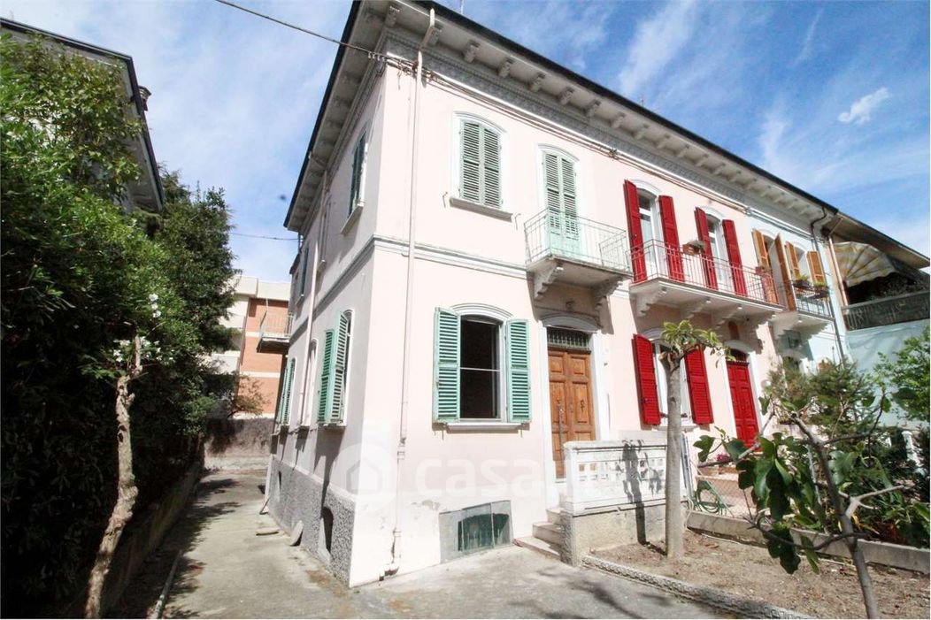 Casa indipendente in Vendita in Viale Tripoli a Rimini