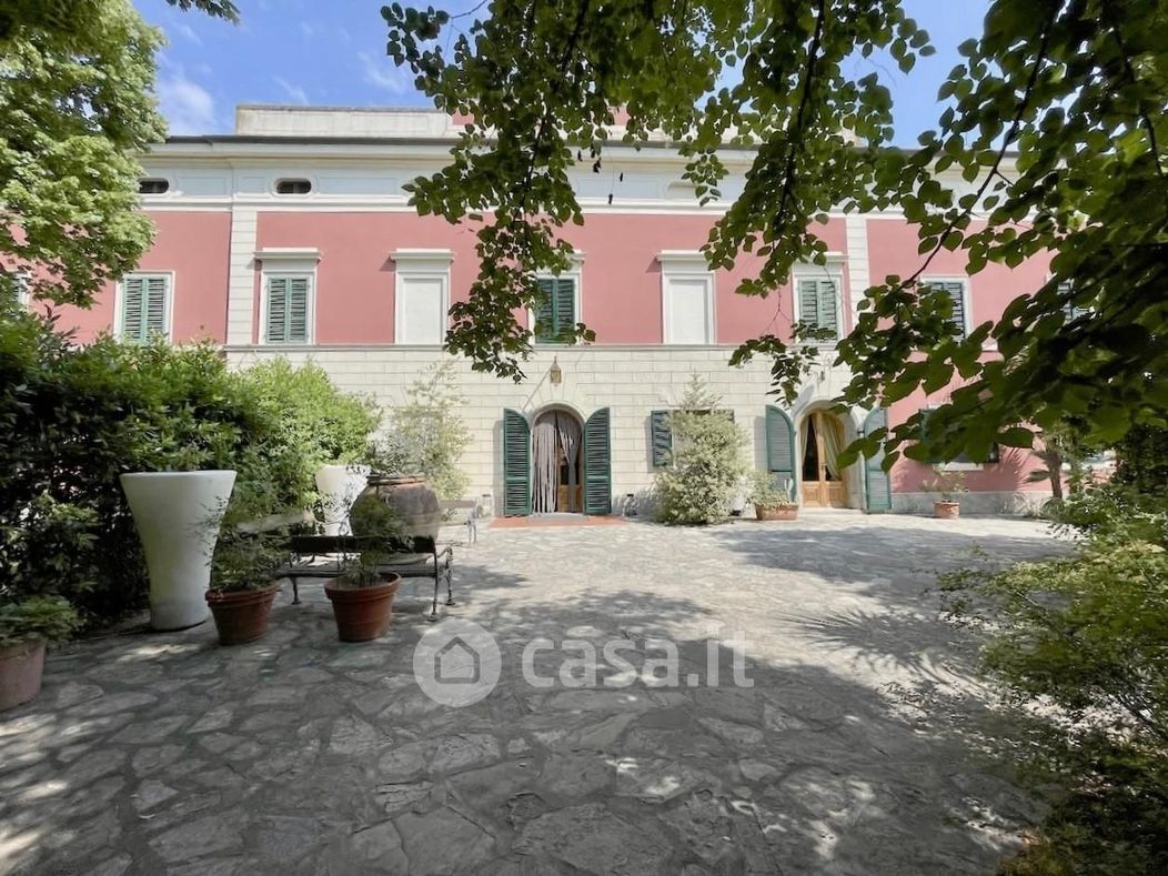Villa in Vendita in Piazza L. D'Appiano a Ponsacco
