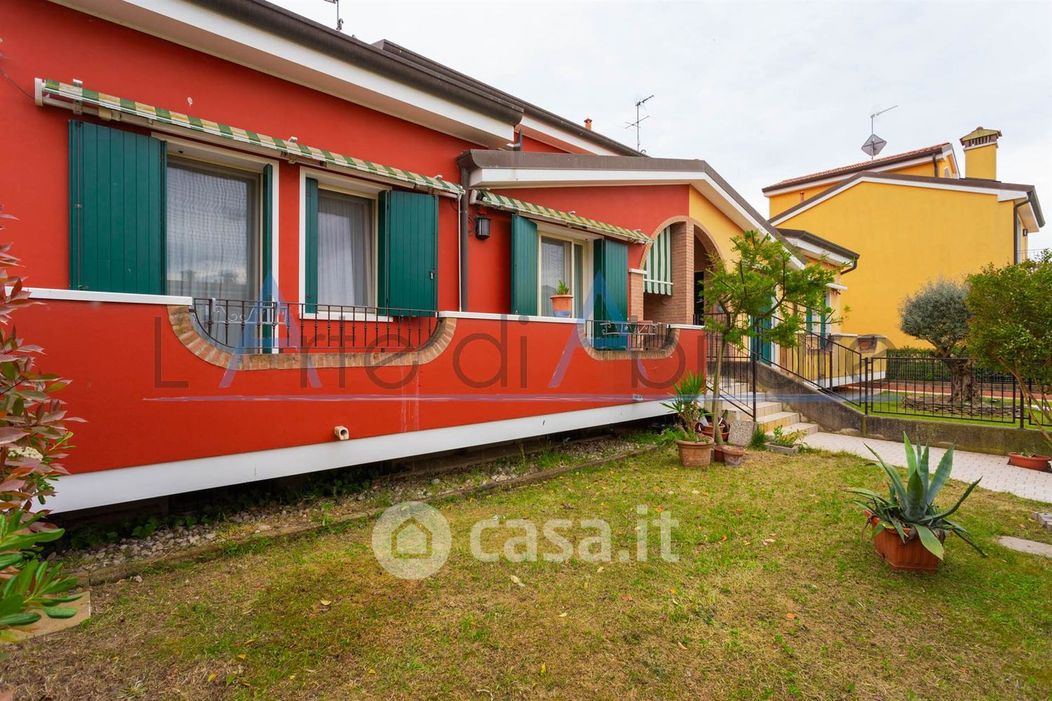 Casa Bi/Trifamiliare in Vendita in Via Roma 1445 a Chioggia
