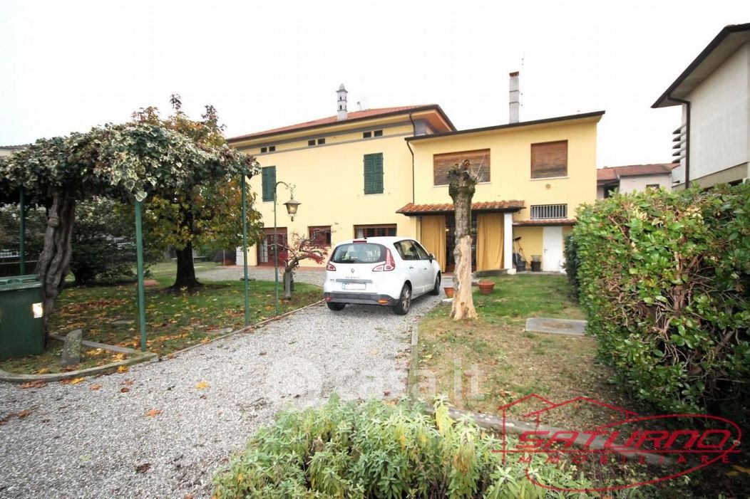 Villa in Vendita in Via Chiusa Monticelli 19 a Lucca