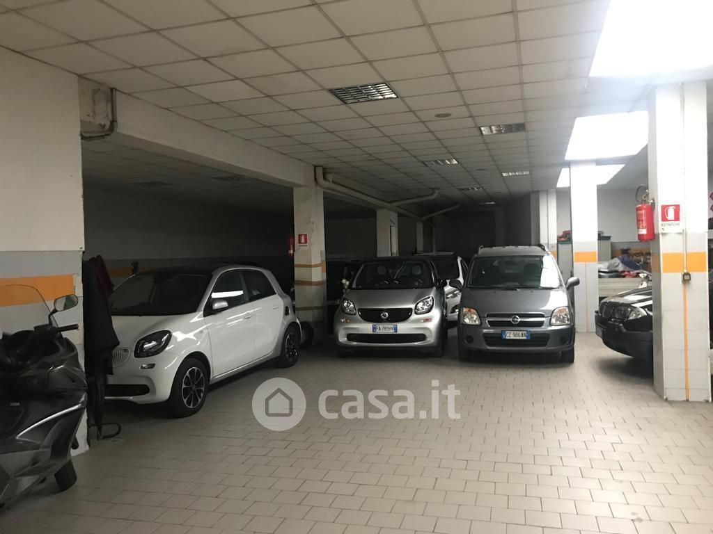 Garage/Posto auto in Affitto in a Napoli