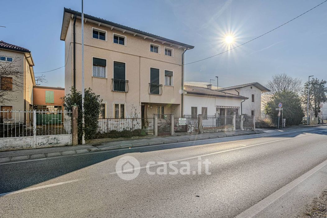 Villa in Vendita in Via G. Marconi 38 a Tezze sul Brenta