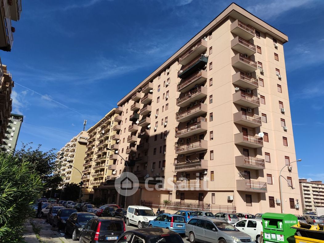 Appartamento in Vendita in Via Azolino Hazon 1 a Palermo