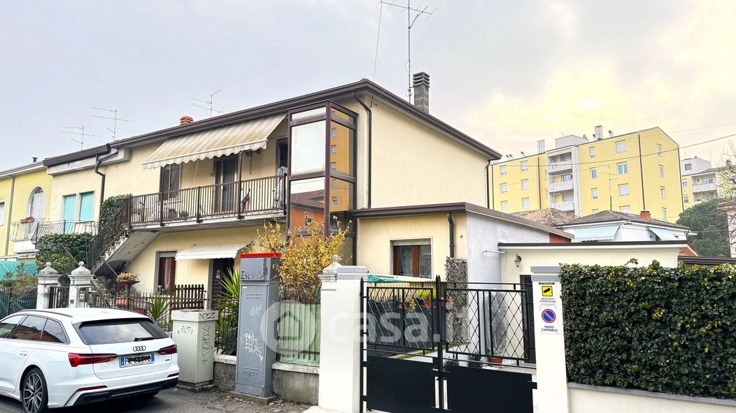 Casa Bi/Trifamiliare in Vendita in Via Bartolomeo Giuliari 72 a Verona