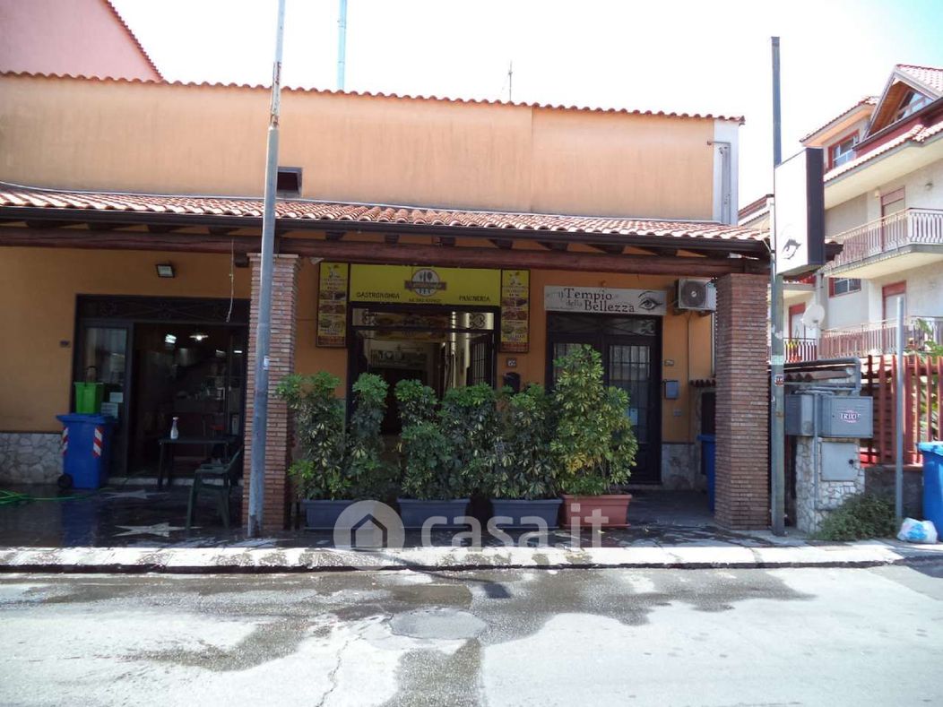 Negozio/Locale commerciale in Vendita in Via Santa Maria la Stella a Aci Sant'Antonio