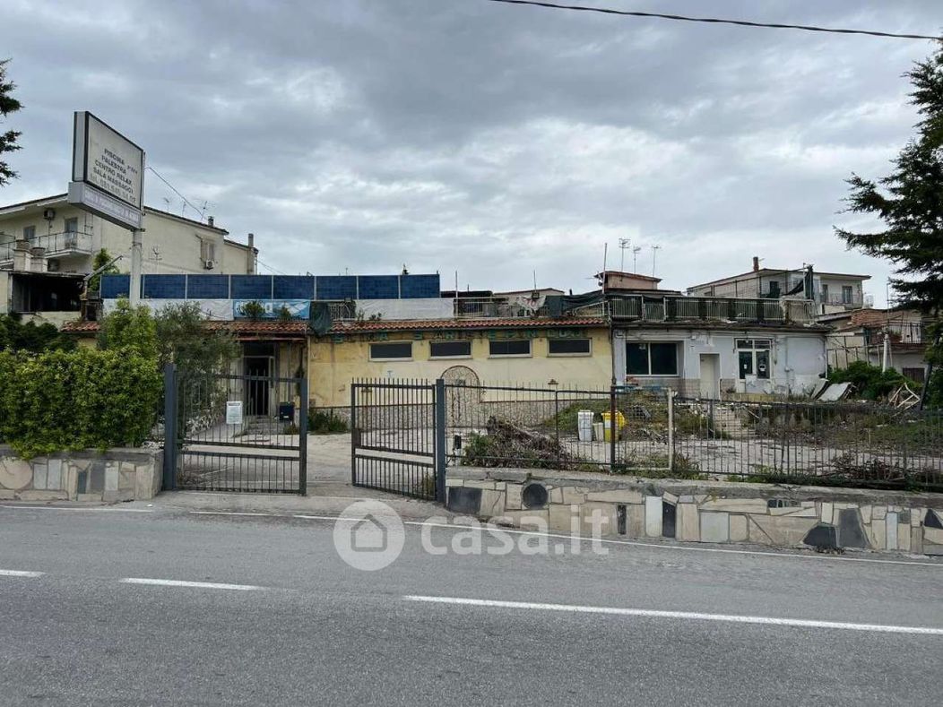 Negozio/Locale commerciale in Vendita in Via Comunale Guantai Ad Orsolone a Napoli