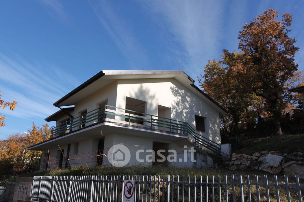 Villa in Vendita in Via Monte Baldo a San Zeno di Montagna
