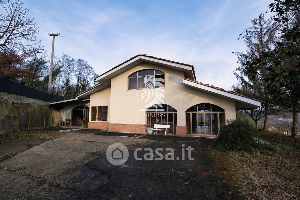 Villa in Vendita in Frazione Quarto Inferiore 165 a Asti