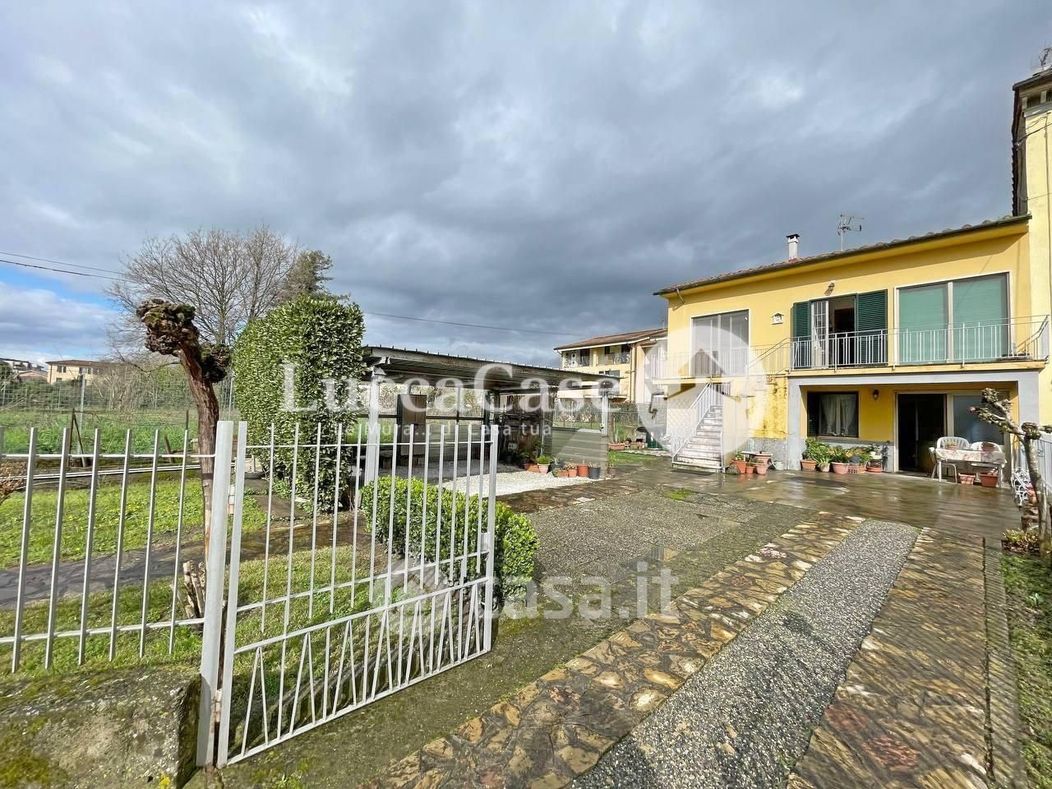 Casa Bi/Trifamiliare in Vendita in Via San Marco 55100 a Lucca