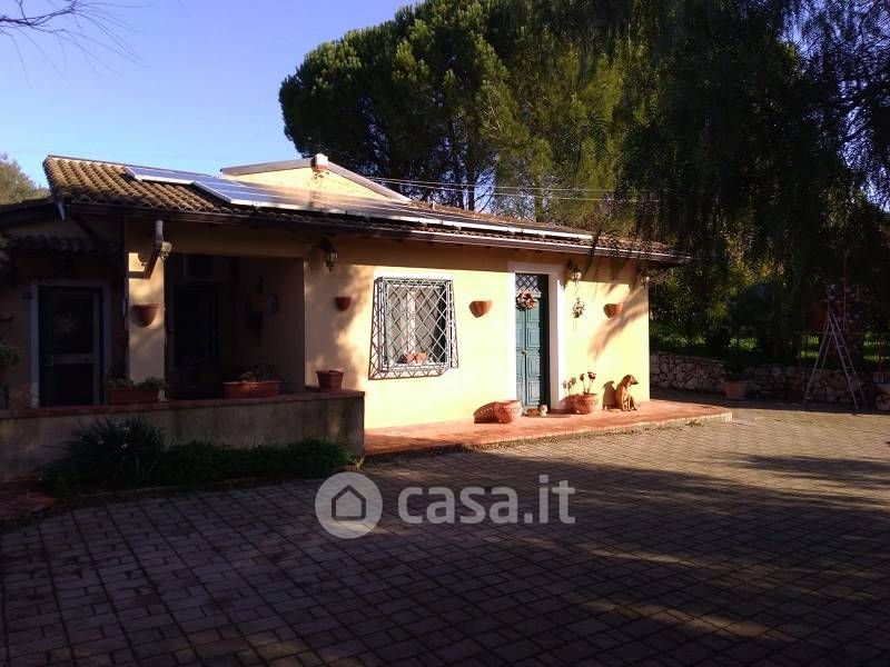 Casa Bi/Trifamiliare in Vendita in Via Due Fontane a Caltanissetta