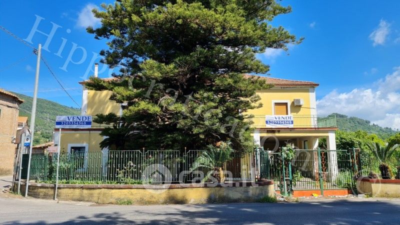 Casa Bi/Trifamiliare in Vendita in Via Ostaglio a Salerno