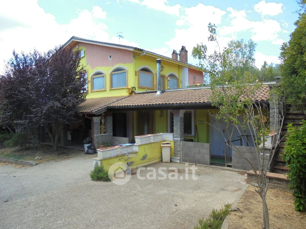 Villa in Vendita in Strada Cassia Sud a Viterbo