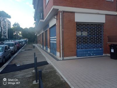 Negozio/Locale commerciale in Affitto in Viale Alessandro Manzoni a Pomezia