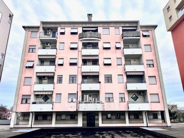Appartamento in Vendita in Piazza Meir Golda a Parma