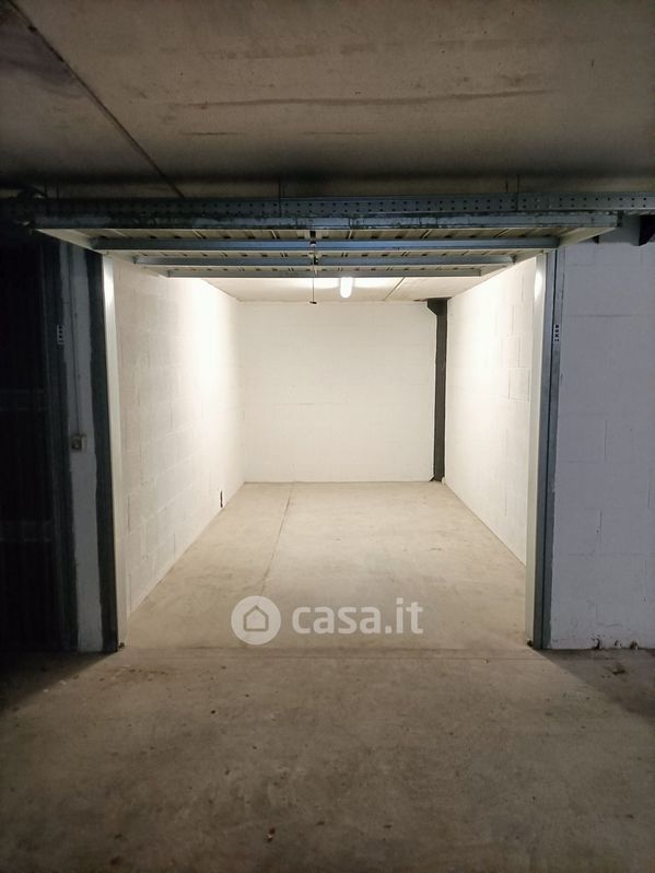 Garage/Posto auto in Vendita in Via Vibio Mariano a Roma