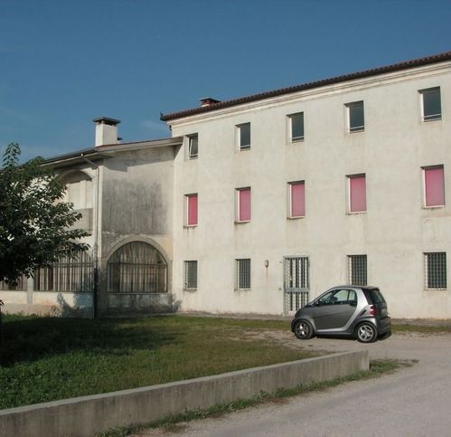 Stabile / Palazzo in Vendita in a Bassano del Grappa