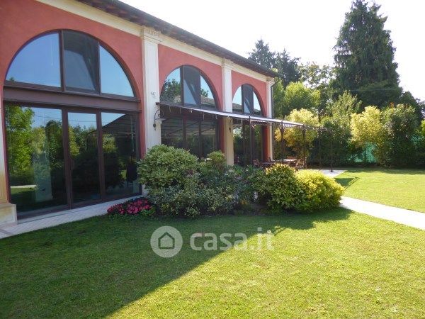 Villa in Vendita in Via Chiaviche a Parma