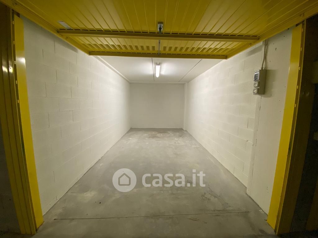 Garage/Posto auto in Vendita in Via Envie 8 A a Torino
