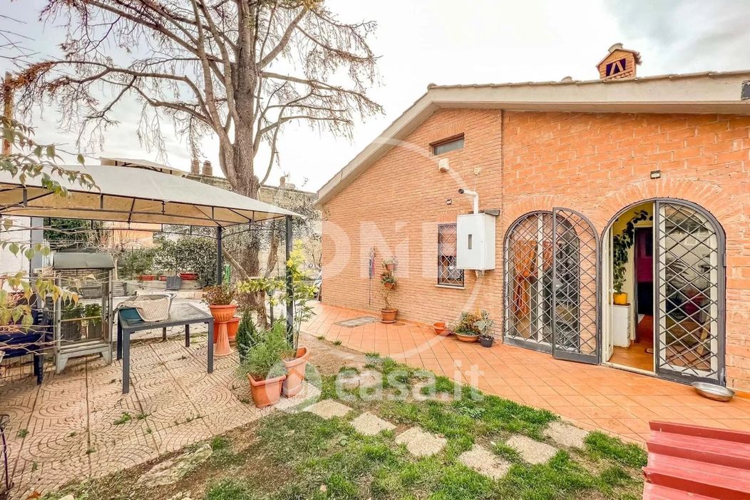 Casa Bi/Trifamiliare in Vendita in Via Frontone 166a a Roma