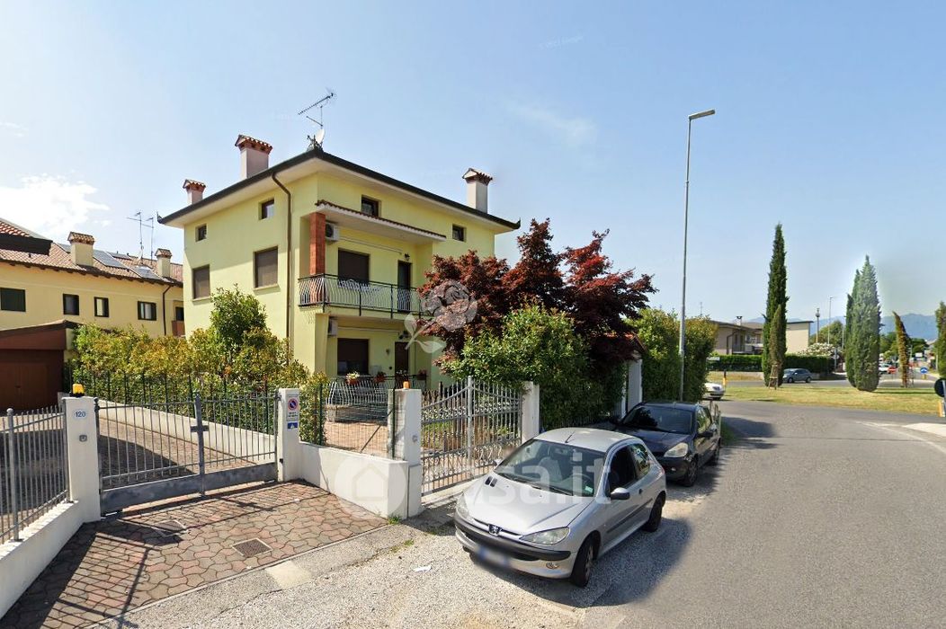 Casa Bi/Trifamiliare in Vendita in Via Tavagnacco a Udine