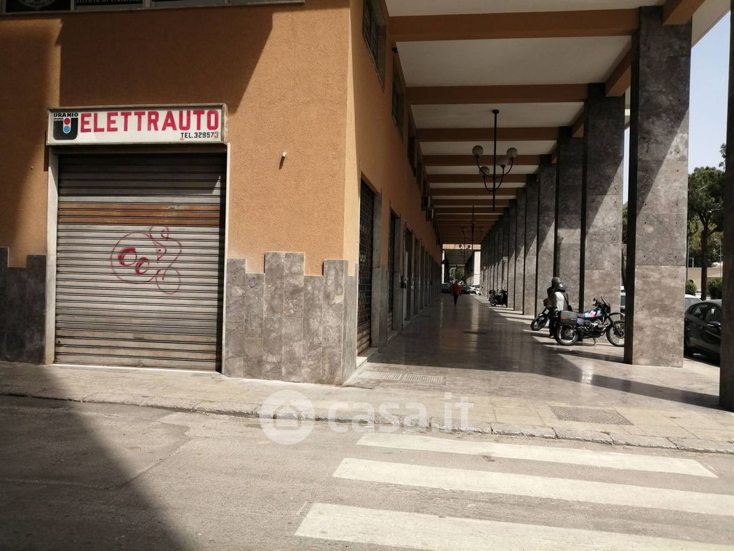Negozio/Locale commerciale in Affitto in Via Francesco Crispi 232 a Palermo
