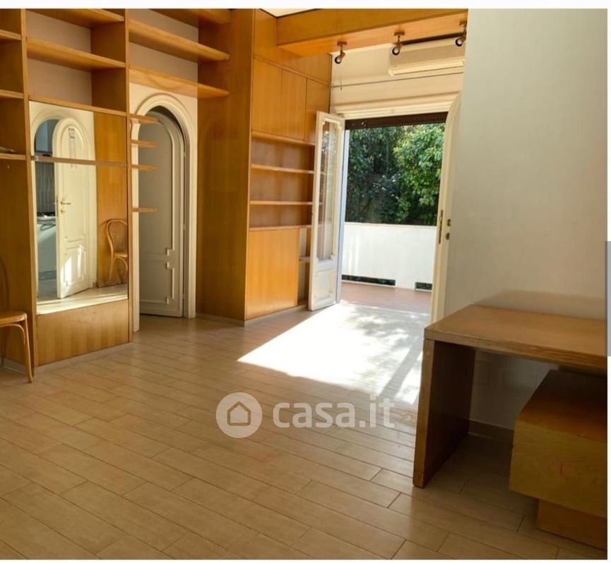 Appartamento in Vendita in Via Ischia di Castro a Roma