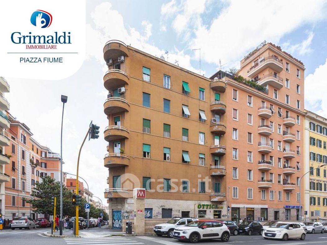 Appartamento in Vendita in Via La Spezia a Roma