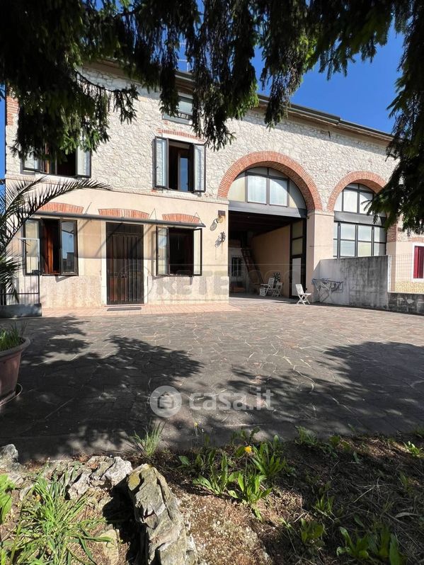 Casa Bi/Trifamiliare in Vendita in a Montecchio Maggiore
