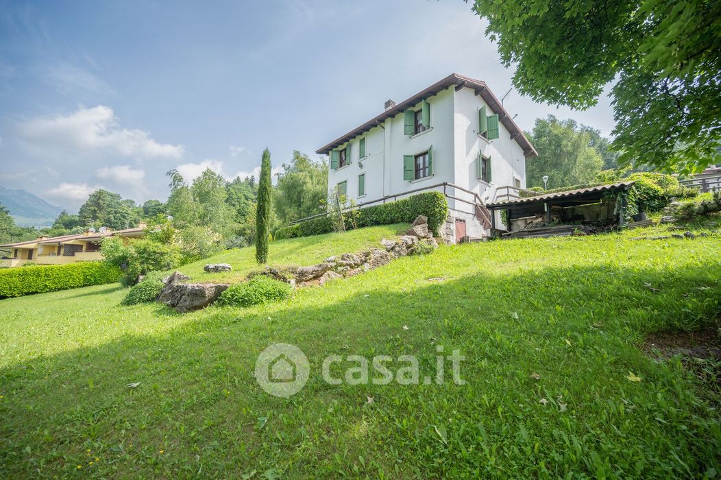 Villa in Vendita in Località monte cucco a Ferrara di Monte Baldo
