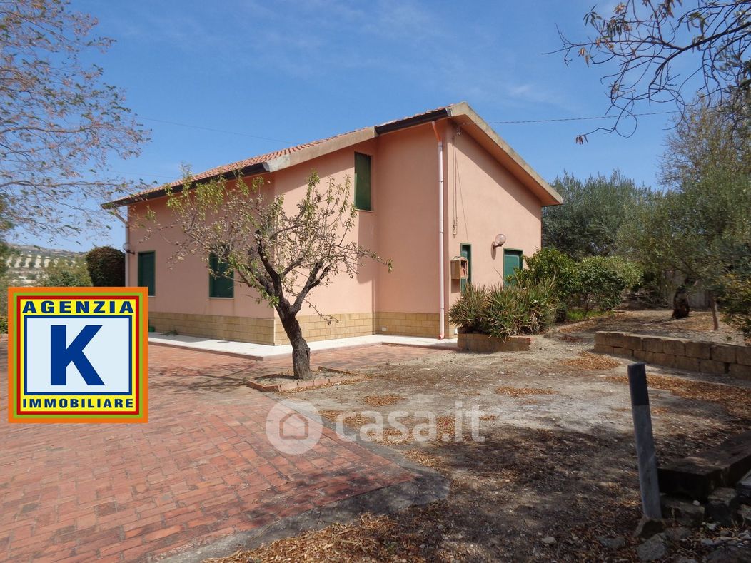 Villa in Vendita in Contrada Canicassè Caltanissetta CL, Italia a Caltanissetta