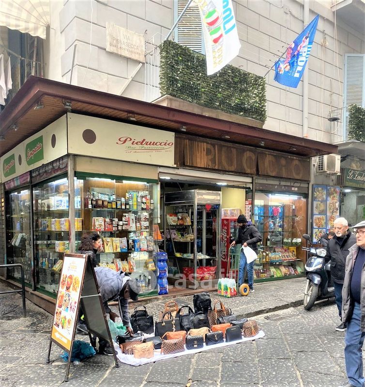 Negozio/Locale commerciale in Vendita in Via Pignasecca a Napoli