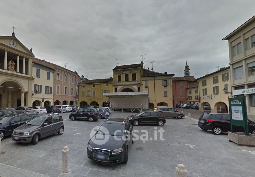 Stabile / Palazzo in Vendita in Piazzetta Riccio da Parma 3 a Soragna
