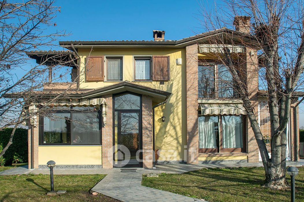 Casa Bi/Trifamiliare in Vendita in Viale Europa a Rivanazzano Terme