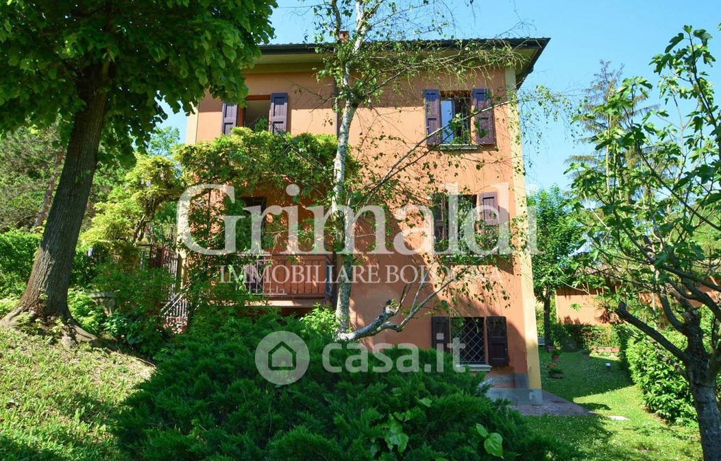 Villa in Vendita in Via di Ravone a Bologna