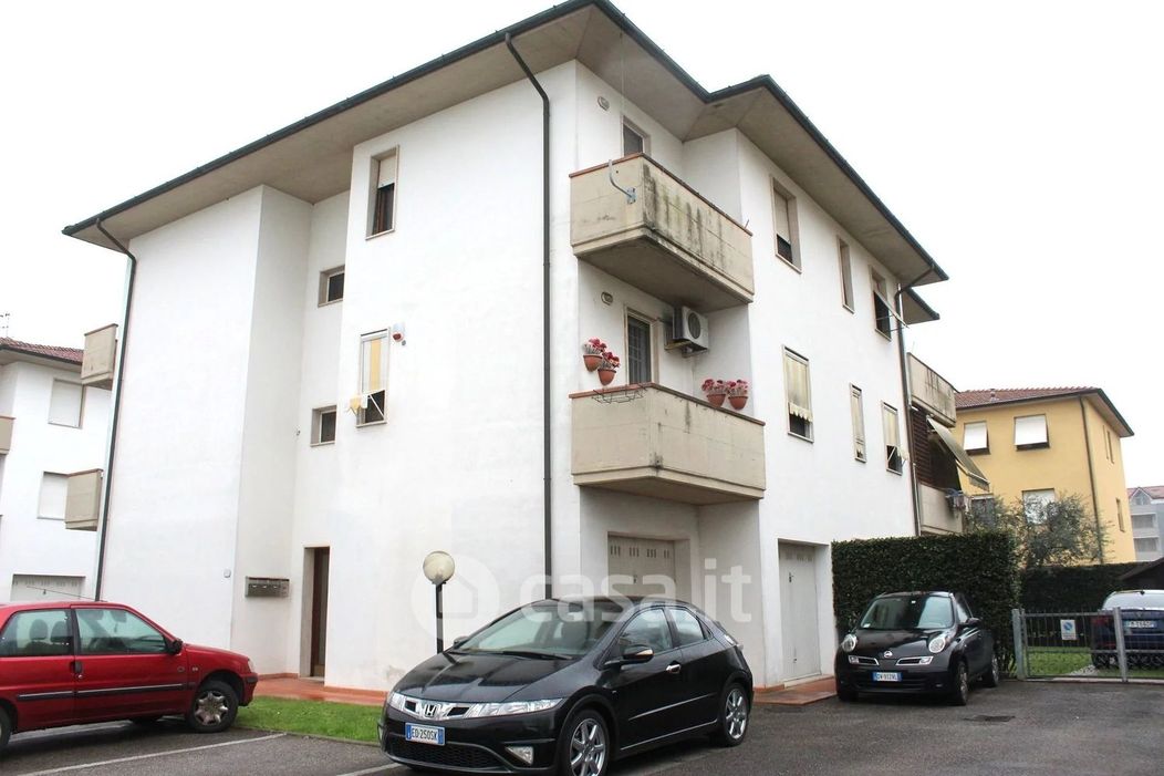 Appartamento in Vendita in Viale Castruccio Castracani 275 /a a Lucca