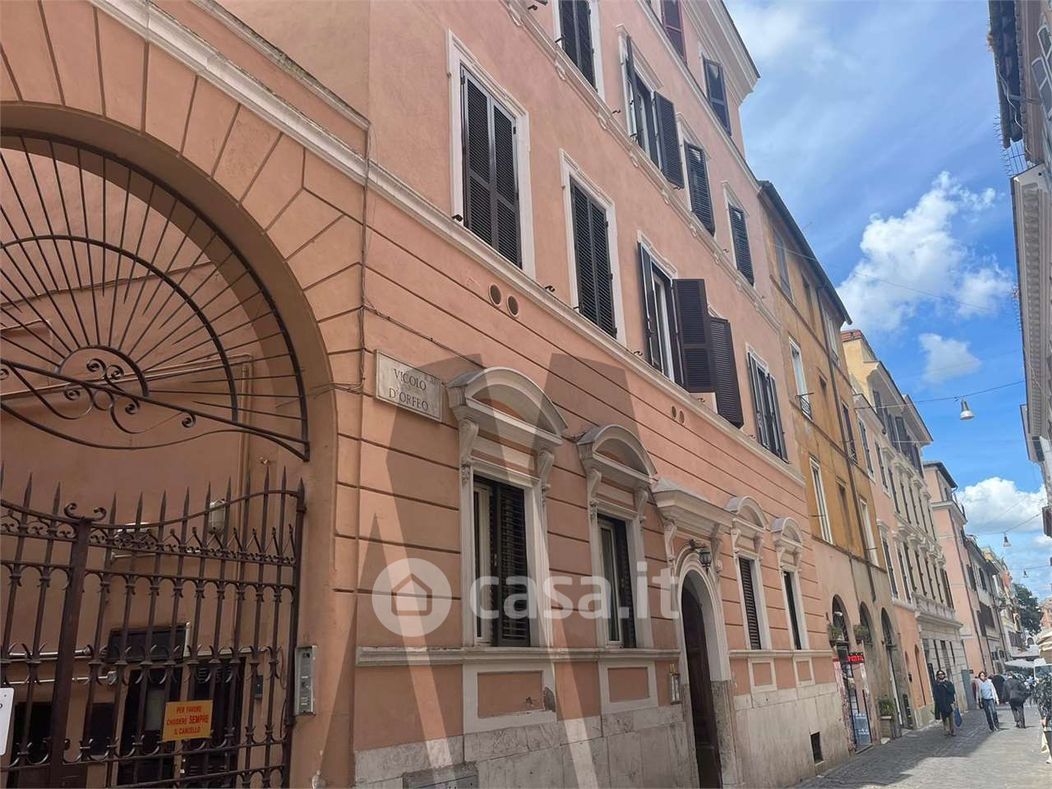 Appartamento in Vendita in Vicolo d'Orfeo 3 a Roma