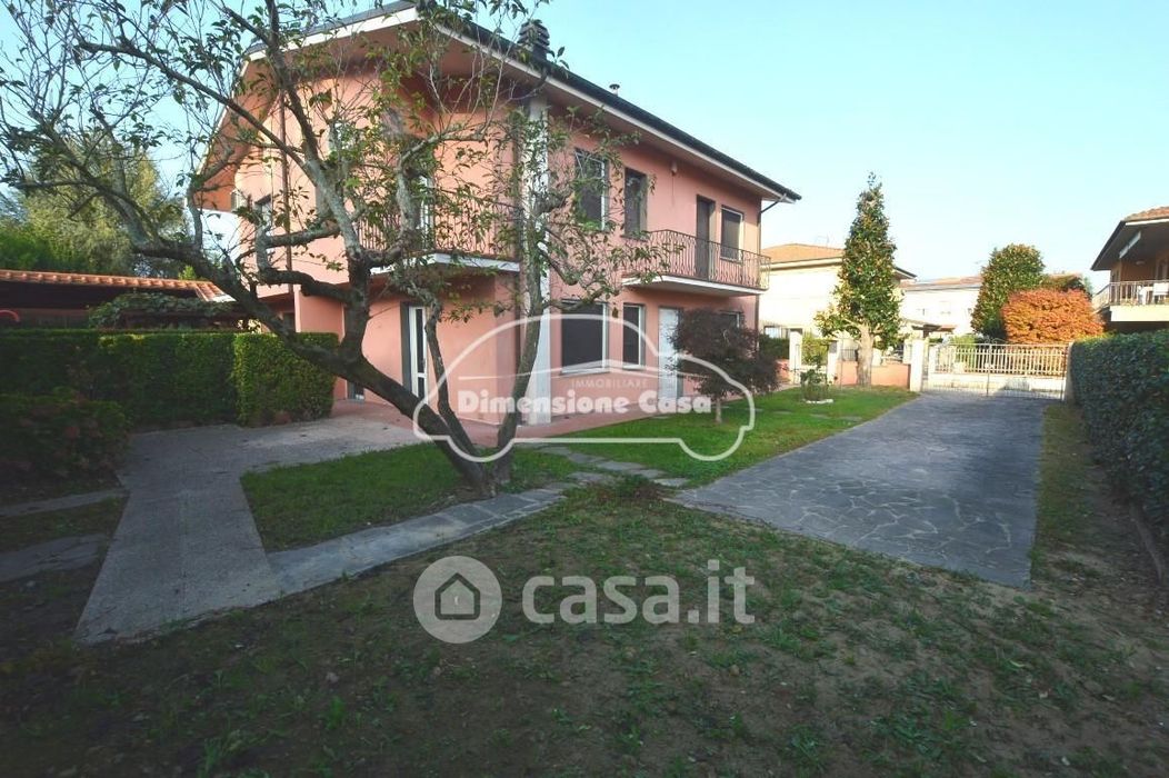 Villa in Vendita in Via dei Lippi Alti 55100 a Lucca