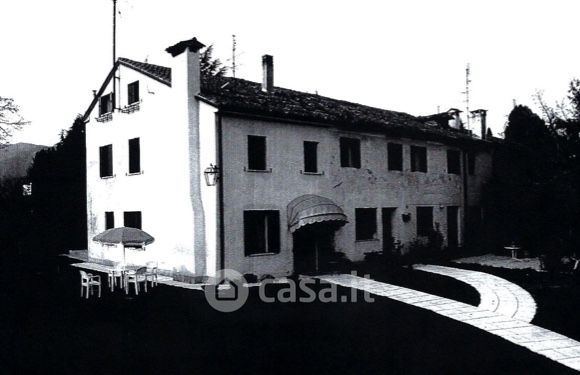 Villa in Vendita in Viale Vicenza 17 a Bassano del Grappa