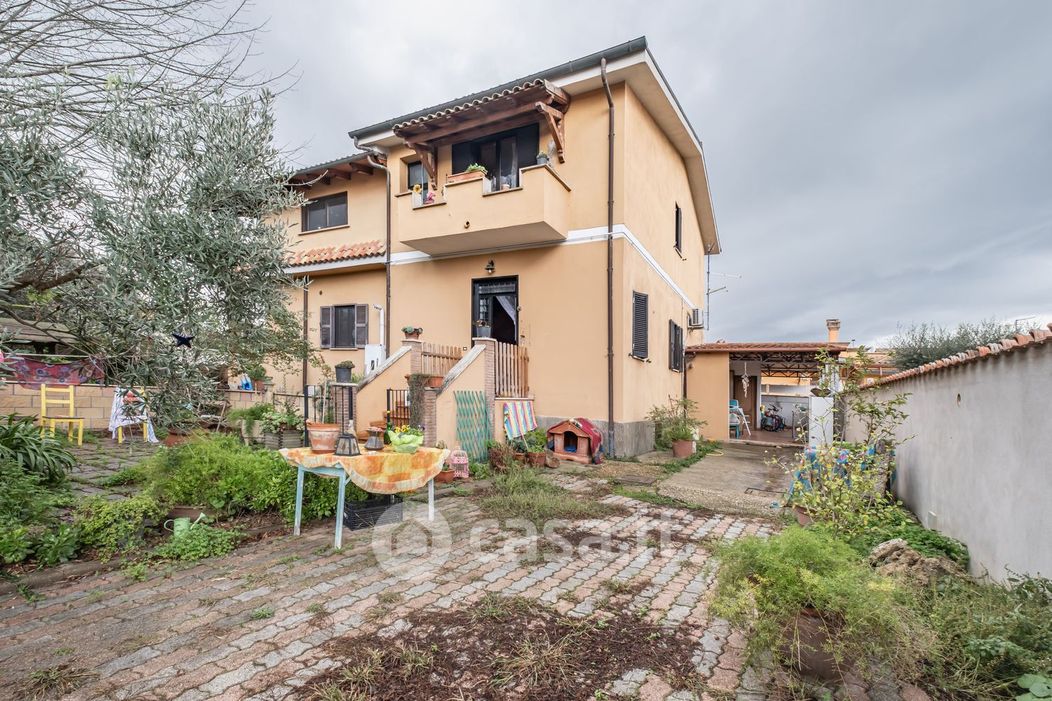 Casa Bi/Trifamiliare in Vendita in Via Agnana Calabra 91 a Roma