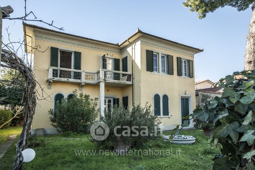 Villa in Vendita in Via Sardegna a Camaiore