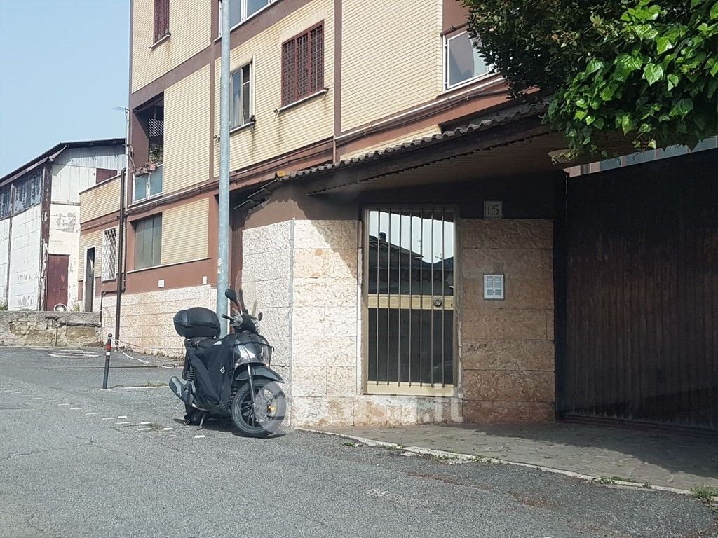 Appartamento in Vendita in Via lascari a Roma