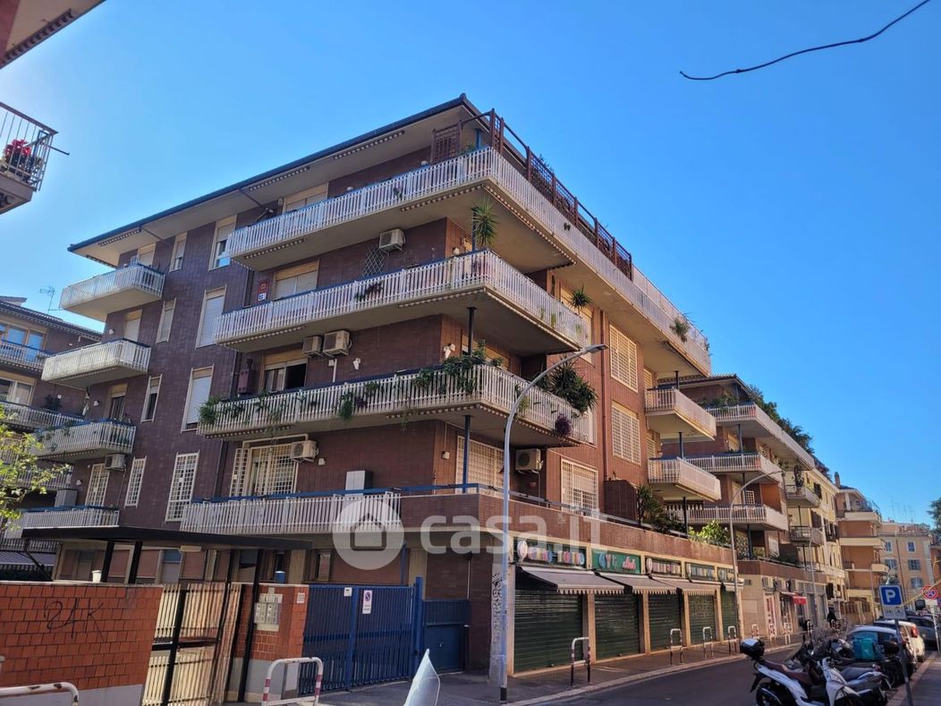 Appartamento in Vendita in Via Michele Amari a Roma