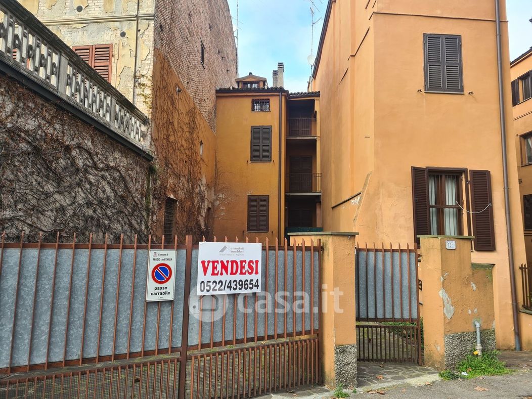 Casa Bi/Trifamiliare in Vendita in Viale Monte Grappa a Reggio Emilia
