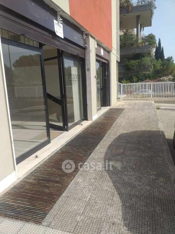 Negozio/Locale commerciale in Affitto in Via Osvaldo Marzano 24 a Bari