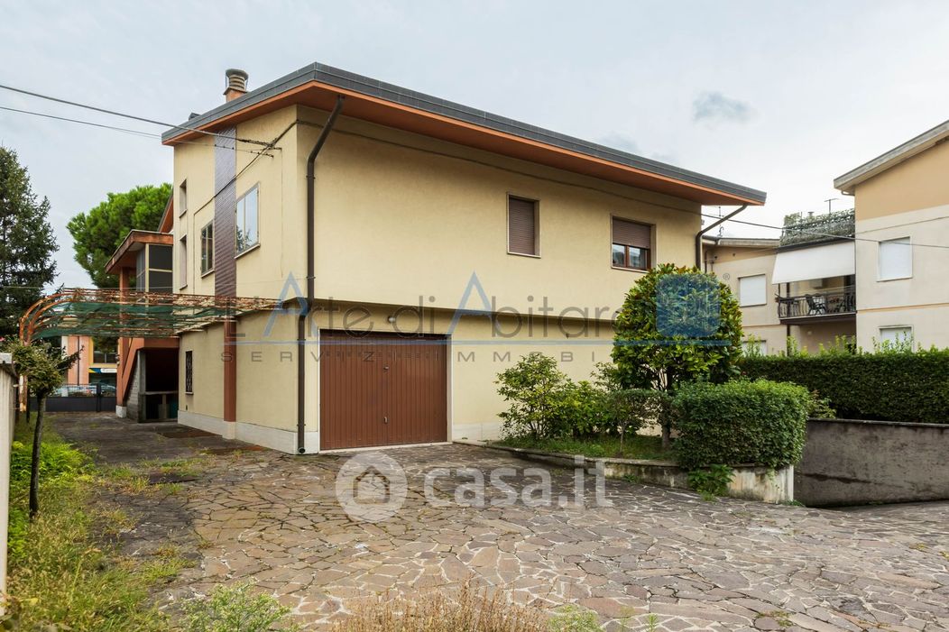 Villa in Vendita in Via Gorizia 20 a San Martino Buon Albergo
